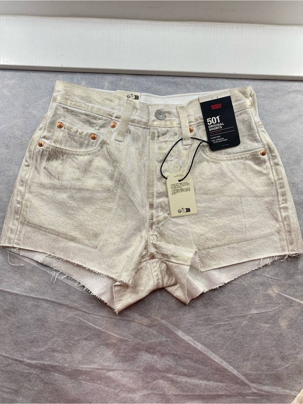 *PRICE DROP* LEVI'S 501® Original Fit High Rise Women's Shorts Luminary White 2